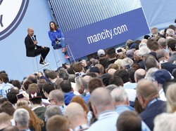 Sebelum Memulai Pekerjaan, Guardiola Sapa Fans di Manchester