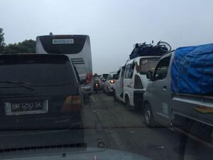 Cara Rio Menikmati Belasan Jam Terjebak di Kemacetan Brebes