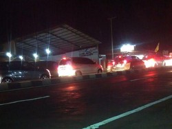 Antrean Pemudik Masuk SPBU Perparah Kemacetan di Comal Arah Pekalongan