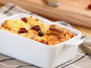 Yuk, Bikin Puding Roti dengan Biskuit Untuk Camilan Berbuka