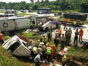 Kecelakaan, Bus dan Avanza Terguling di Tol Cipali Arah Jakarta