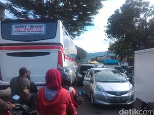 Arus Lalu Lintas Nagreg-Garut Padat Sejak Pagi, Antrean Mencapai 5 Km Arus Lalu Lintas Nagreg-Garut Padat Sejak Pagi, Antrean Mencapai 5 Km