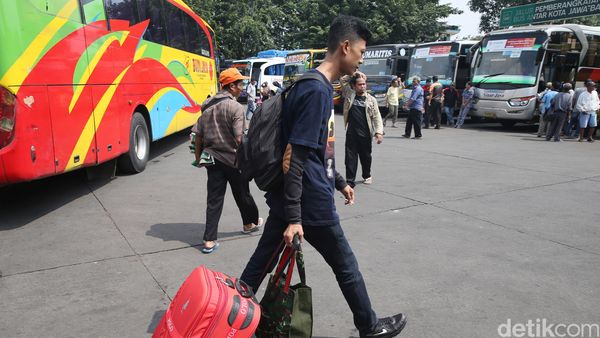 Terminal Pulogadung Ramai Pemudik