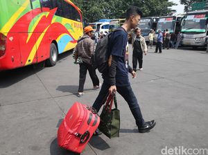 Terminal Pulogadung Ramai Pemudik