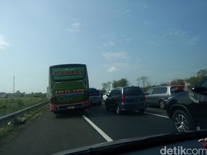 Urai Kemacetan, Polisi Berlakukan Contraflow di Tol Cipali KM 148