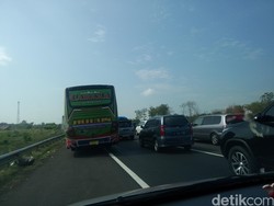 Urai Kemacetan, Polisi Berlakukan Contraflow di Tol Cipali KM 148