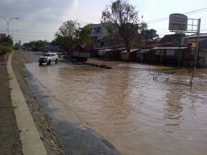 Pantura Semarang Tergenang Rob, Lalu Lintas Masih Lancar