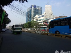 Hati-hati Ada Kabel Menjuntai di Jalan Mampang Arah Ragunan