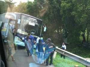 Sempat Kecelakaan, Pemudik Bus Demokrat Tetap Lanjutkan Perjalanan Sempat Kecelakaan, Pemudik Bus Demokrat Tetap Lanjutkan Perjalanan