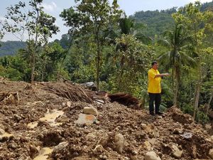 Jelang Lebaran, DPP Golkar Kunjungi Korban Bencana di Purworejo Jelang Lebaran, DPP Golkar Kunjungi Korban Bencana di Purworejo