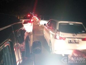 Ketanggungan Masih Macet Parah, Tak Ada Polisi di Jalur Alternatif