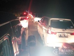 Ketanggungan Masih Macet Parah, Tak Ada Polisi di Jalur Alternatif