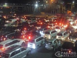 Pelabuhan Merak Mulai Padat, Antrean di Pintu Masuk Mengular