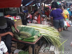 Permintaan Tinggi, Harga Bahan Baku Ketupat Naik Jelang Lebaran