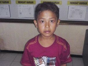 Bawa Baju Baru di Plastik, Anak 6 Tahun Ini Kebingungan Mencari Orang Tuanya