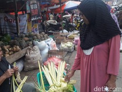 Bisnis Ketupat Lebaran di DKI Laris-Manis Meski Ditinggal Pemudik