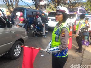 Bripda Wulan, Pengatur Lalin di Nagreg yang Mencuri Perhatian Pemudik