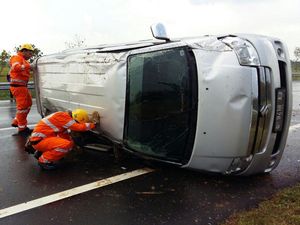Minibus Terguling di Tol Cipali Hingga Pindah Jalur