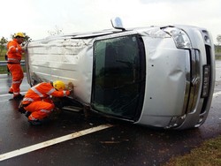 Minibus Terguling di Tol Cipali Hingga Pindah Jalur