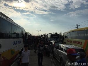 Kisah Pemudik yang Merasakan 8,5 Jam Parkir di Brebes