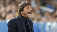 Conte kemudian lanjut melatih Timnas Italia. Ekspresi meletup-letupnya mengiringi langkah Azzurri sampai ke perempatfinal Euro 2016, yang menjadi laga terakhirnya melatih Timnas Italia. (Foto: Christian Hartmann/Getty Images)