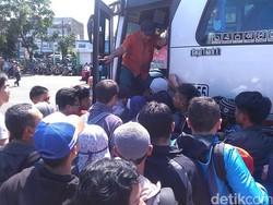 Pemudik di Terminal Cicaheum Berebut Bus