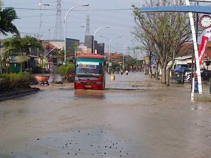 Masih Banjir, Pemudik Jangan Coba-coba Lintasi Kaligawe Semarang