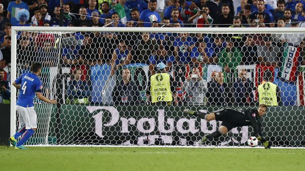 Manuel Neuer kiper terbaik Piala Dunia 2014.