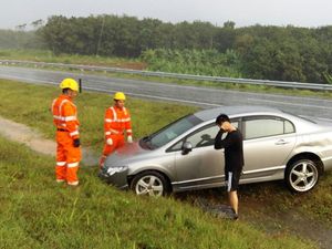 Jalan Licin, Sedan Ini Terperosok di Tol Cipali KM 122