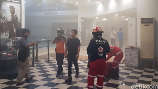 Kebakaran di Plaza Surabaya