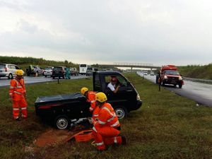 Hindari Kecelakaan Beruntun di Tol Cipali, Mobil Pikap Terperosok