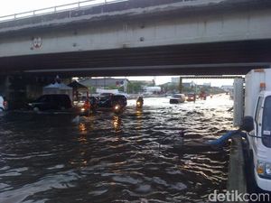 Jalur Pantura Semarang Kembali Diterjang Rob, Pemudik Hati-hati