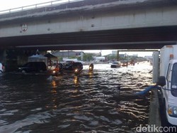 Jalur Pantura Semarang Kembali Diterjang Rob, Pemudik Hati-hati