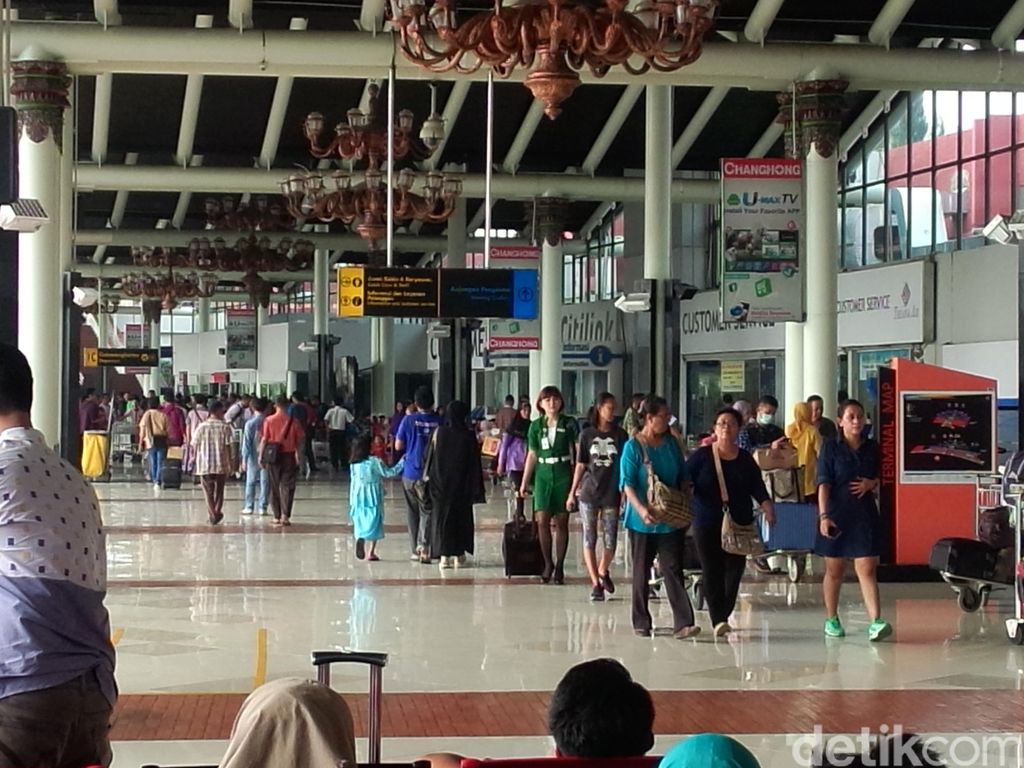 Terminal 1 Bandara Soekarno-Hatta Mulai Dipadati Pemudik Terminal 1 Bandara Soekarno-Hatta Mulai Dipadati Pemudik