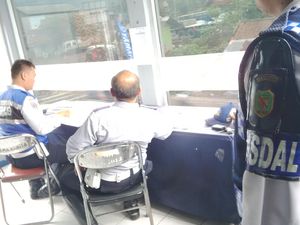 Kisah Jari-jari Penghitung Kendaraan Mudik di Nagreg