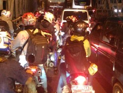 Jalan Licin dan Kurang Penerangan, Banyak Pemotor di Ketanggungan Terpeleset