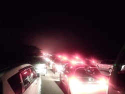 Tol Pejagan Masih Macet Total, Jarak 2 Km Ditempuh 1,5 Jam