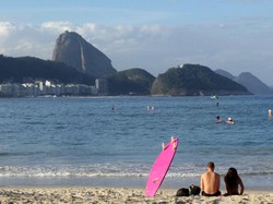 Sekarang Mau Berjemur di Pantai Harus Daftar via Aplikasi