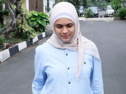 Nycta Gina Kini Mantap Berhijab