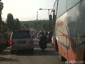 Lalu Lintas Pantura dari Kendal ke Kota Semarang Padat Merayap