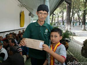 Ratusan Abdi Keraton Surakarta Antre Paket Lebaran