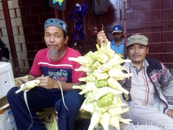 H-2 Lebaran, Pedagang Ketupat di Jatinegara Kewalahan Penuhi Pesanan
