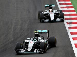 Hamilton-Rosberg Terlibat Insiden Lagi, Mercedes Pertimbangkan Team Order Hamilton-Rosberg Terlibat Insiden Lagi, Mercedes Pertimbangkan Team Order