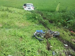 Mobil dan Motor Masuk Sawah karena Bertabrakan di Bumiayu, 3 Orang Terluka