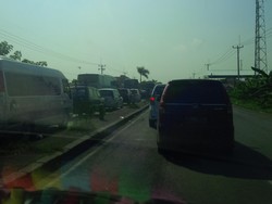 Macet Total Arah Brebes, Pengendara Lawan Arus di Gebang Cirebon