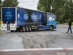 Ngeri Banget! Pemotor Diseruduk Truk Kontainer saat Jongkok Isi Angin di SPBU