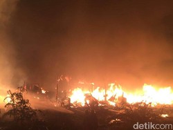 Kebakaran di Pondok Bambu Berasal dari Lokasi Pengolahan Kayu