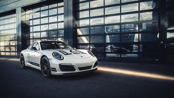 Tampilan Porsche 911 Carrera S Endurance Racing Edition