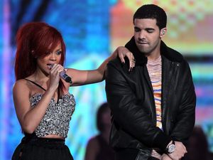 Drake Nyatakan Cinta pada Rihanna di Atas Panggung