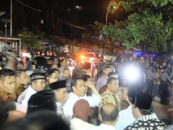 Usai Tarawih, Jokowi Bagikan Sembako ke Warga Kampung Nelayan di Padang